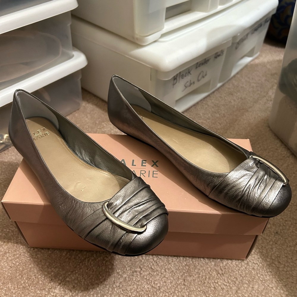 Ladies shoes 8.5